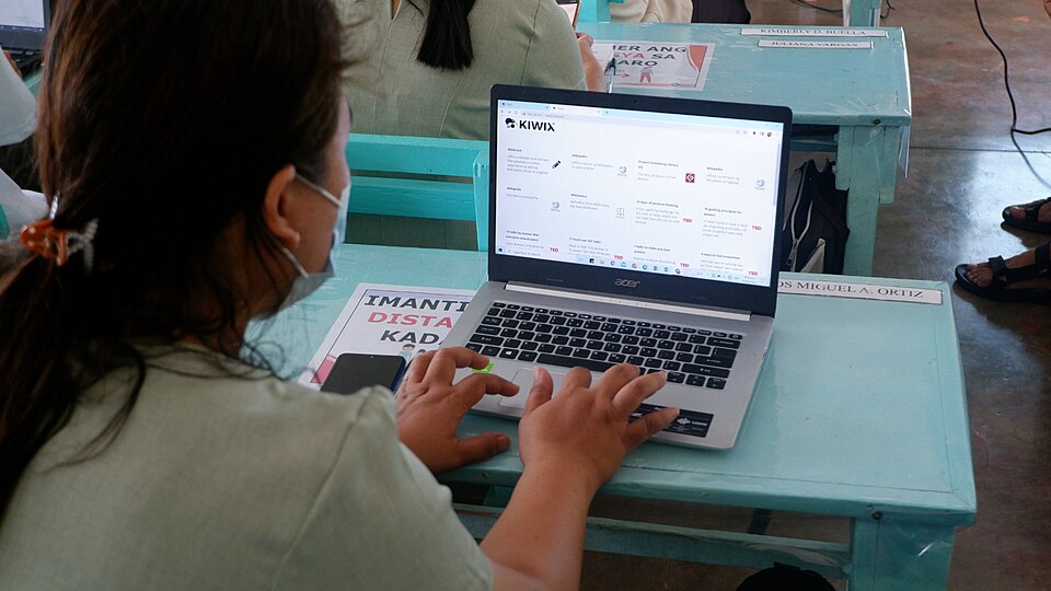 File:A teacher trying Kiwix.jpg